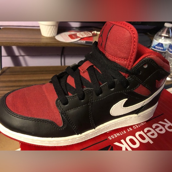 Nike Air Jordan 1 Mid (Youth size 5) - Picture 6 of 7